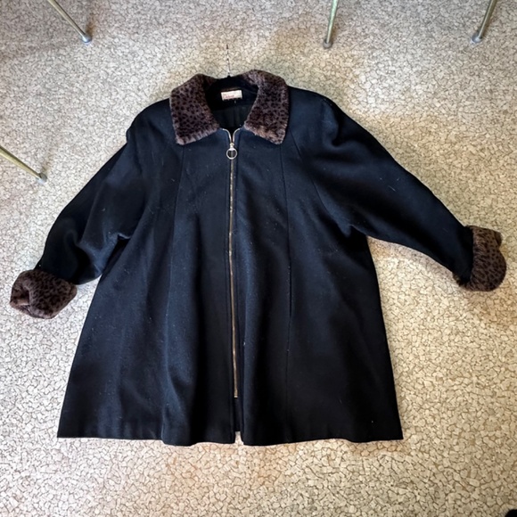 Very cute faux leopard collar and cuffs black swing coat w/ zipper closure. - Picture 3 of 7